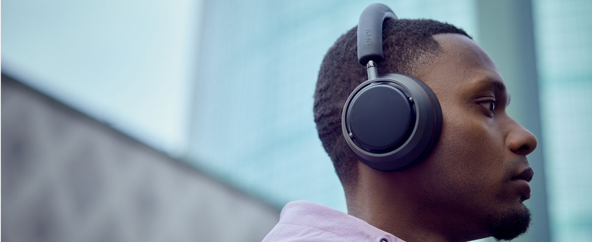 Mies kuuntelee musiikkia Philips L4-kuulokkeista