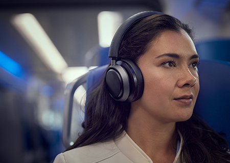 Nainen nauttii Noise Canceling Pro+:sta Philips L4 -kuulokkeilla